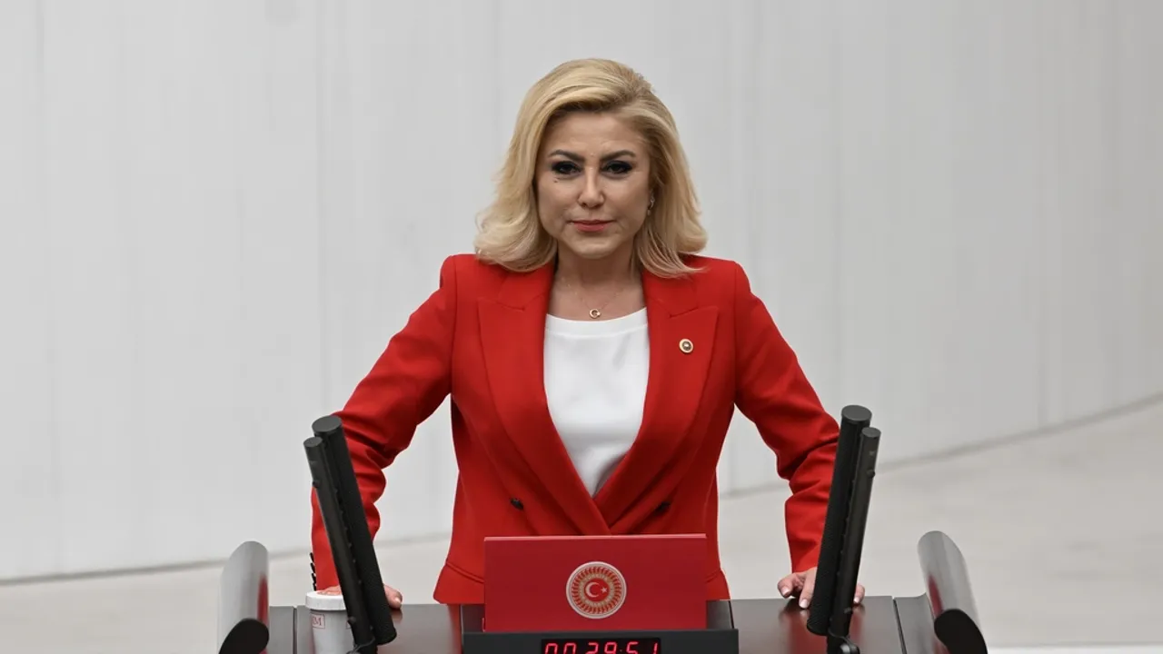 AK Parti İzmir Milletvekili Şebnem Bursalı’dan Cemil Tugay’a Sert Tepki: “Zehirli Dilinize Hakim Olun!”
